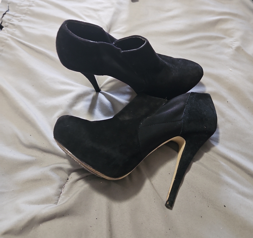 Jessica Simpson Black Suede Heels